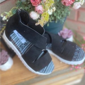 Allie black wedge